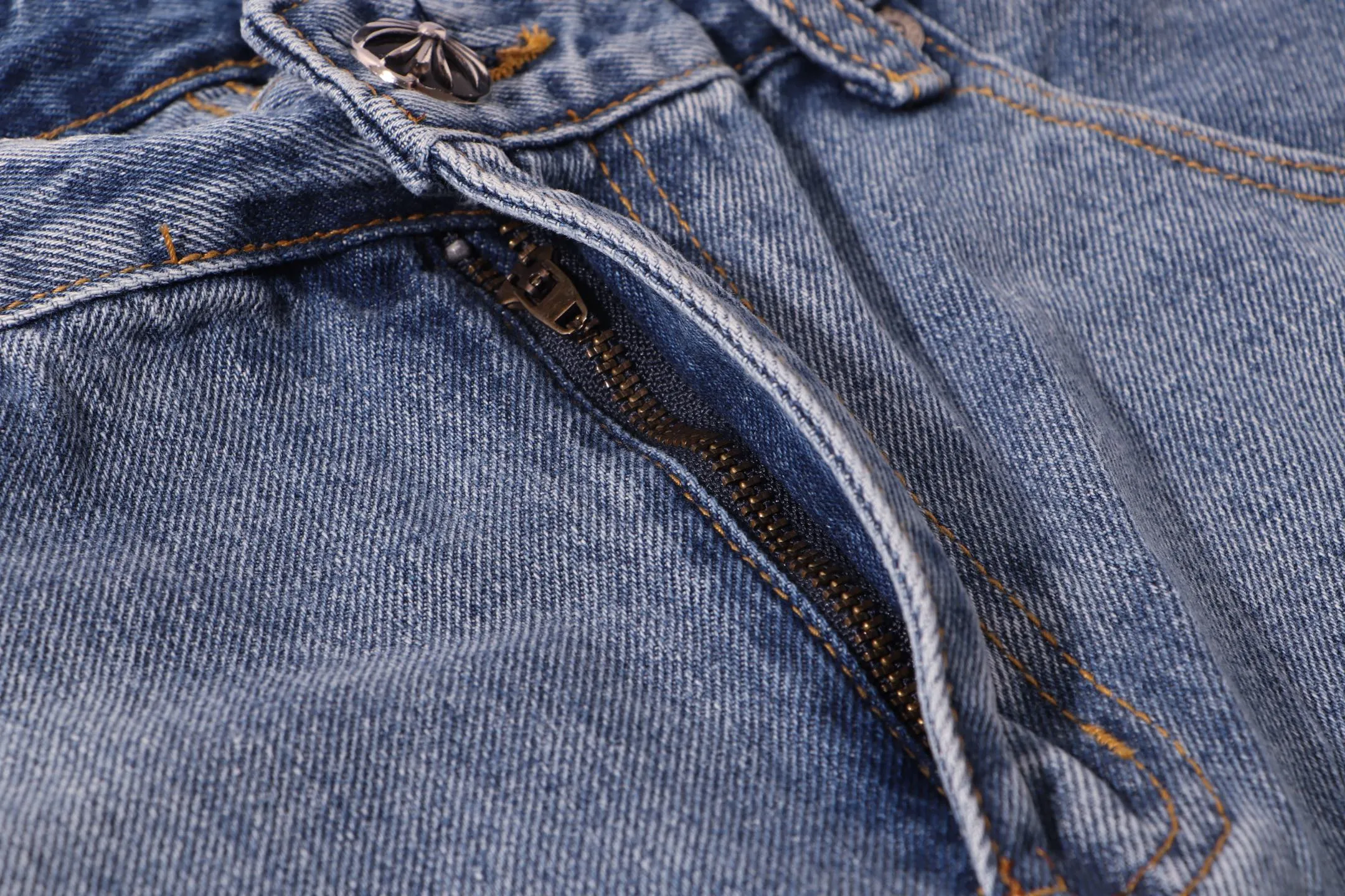 P260 Style No.: H907 Croxin & 𝐂𝐡𝐫𝐨𝐦𝐞 𝐇𝐞𝐚𝐫𝐭 ss25 blue pants red leather Sanskrit leather limited patchwork jeans. Styles with different washed textures are very friendly to people with thin legs. The slightly flared version perfectly modifies the leg shape. The timeless and moderate length makes it easy to match and match. It is the basis for various styles and is a must-have in your wardrobe! The fabric is stiff but also makes the upper body soft without losing texture. The washing process is even more perfect. It is a must-have item for everyone! ! ! Washed wheat, hang tag, pants label, three labels complete Color: blue Size: 28-30-32-34